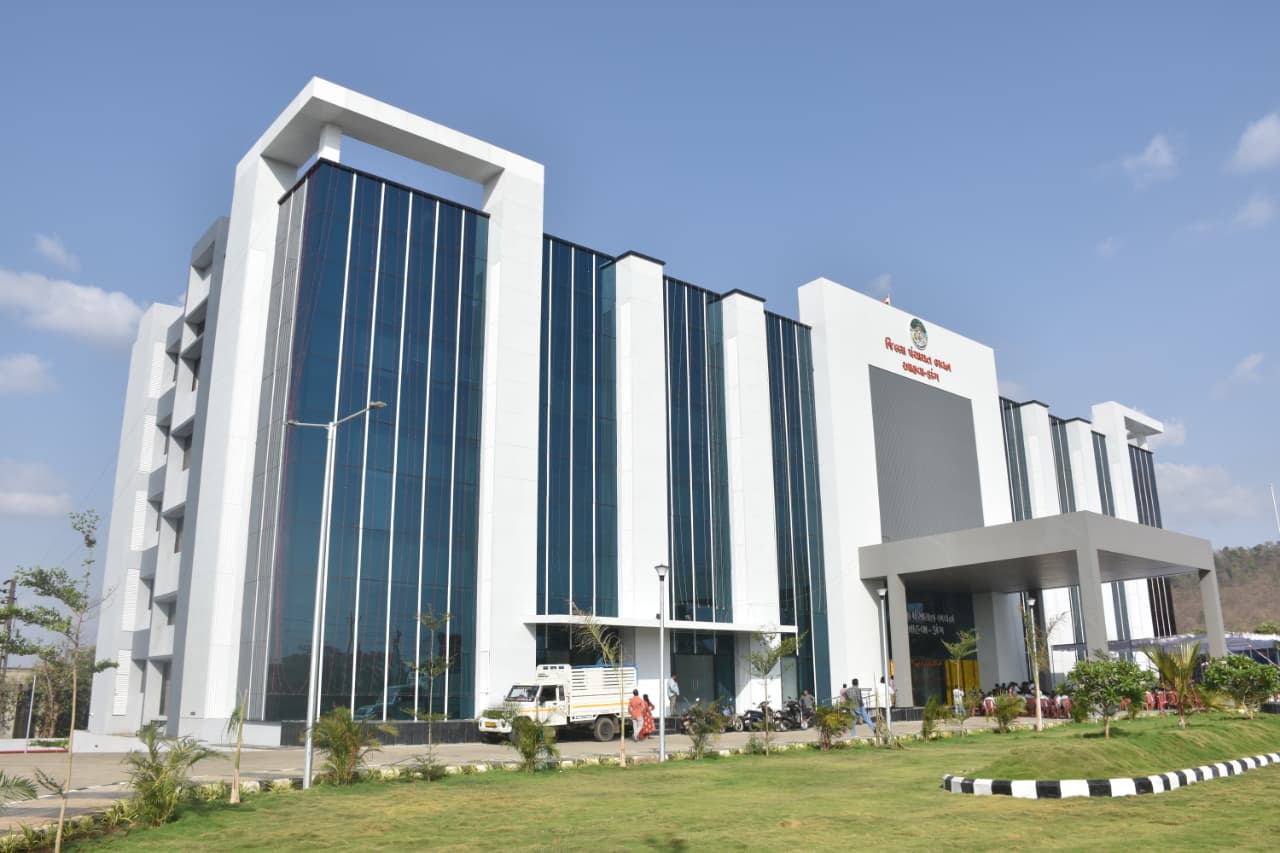 દેશના વડાપ્રધાન શ્રી નરેદ્રભાઈ મોદીના વરદ હસ્તે   ૨૮.૧૩ કરોડના ખર્ચે તૈયાર થયેલ નવ નિર્મિત ‘ડાંગ જિલ્લા પંચાયત ભવન’ આહવા નું ઈ-લોકાર્પણ કરવામાં આવ્યું